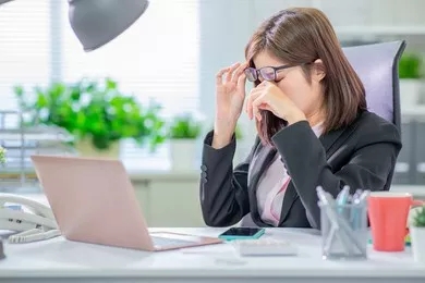 眼睛老有紅血絲 眼睛老有紅血絲