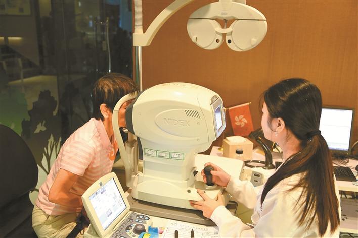 【,晶報(bào),】,百名,香港,長者,在,深,接受,公益, 【,晶報(bào),】,百名,香港,長者,在,深,接受,公益,